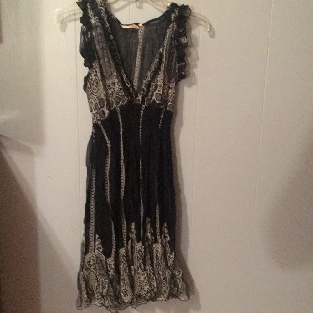 Adorable fitted black and white dress